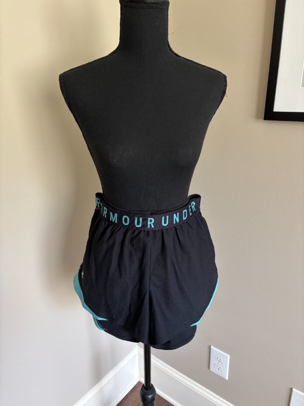 Under Armour Heatgear Black and Aqua Shorts - Picture 2 of 3